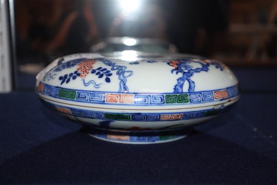 A Chinese wucai porcelain bowl and cover